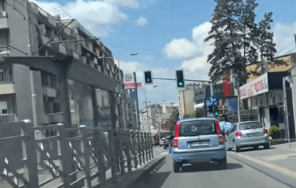 STRAVIČAN UDES NA VOŽDOVCU: Auto udario u zaštitnu ogradu, GLAVA vozača ostala ZAGLAVLJENA između vazdušnih jastuka